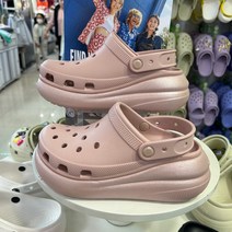 크록스 NC야탑점 여성용 클래식 크러쉬 쉬머 클로그 핑크 208591-6TY