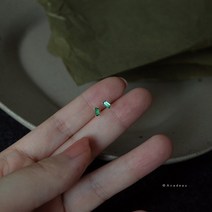 925 스털링 실버 스터드 귀걸이 화이트 에메랄드 지르코늄 다이아몬드로 도금된 14K 옐로우 골드 미니 바게트 스터드 귀걸이 저자극성