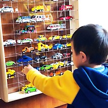 각도조절책상 높이 조절 좌식 책상 장난감 자동차 모델 디스플레이 스탠드 아크릴 모델 스토리지 랙 플렉시 유리 격자 디스플레이 캐비닛 자동차 디스플레이 박스, [14] 문이 있는 150개의 그리드 원목 프레임  아