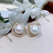 로이드 마스크 증정 14K 볼륨감있는 사각 스퀘어에 반짝이는 큐빅&진주 귀걸이 인천 뉴코아점