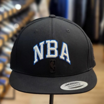 NBA 모자 할인!! 남여공용 로고 메탈 자수 포인트 깔끔한 디자인 사계절 쓰기 좋은 블랙칼라 스냅백 모자