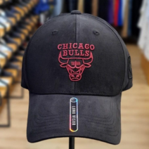 NBA 21년 F/W 신상품 남여공용 시카고 불스 레드 메탈 자수 팀 로고 포인트 블랙 칼라 롱챙 볼캡 모자
