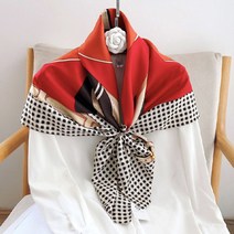 도앙뜨 체인프린트 사각 스카프