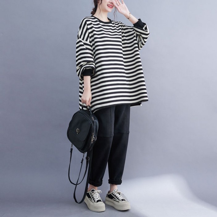 TIMEPURE 빅사이즈 여성복 추동복 스트라이프 라운드 맨투맨 한국판 루즈핏 긴팔 코디 상의 흑백 스트라이프 시티룩 상의 오버핏 패션 캐주얼 룩 긴팔 티셔츠
