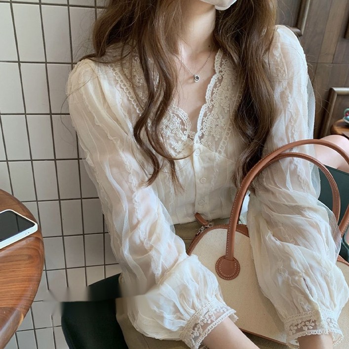 더블유 레이스 걸리쉬 브이넥 여리 블라우스
