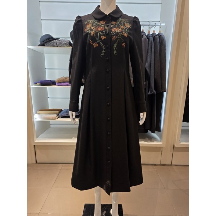 AK플라자 비꼴리끄 울 라운드 카라 자수 원피스 B244WO3040