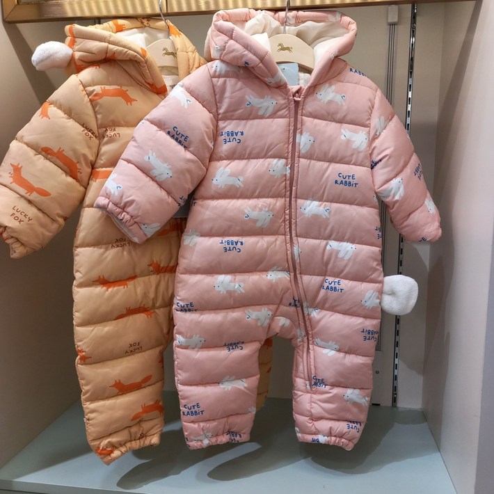 아가방 초특가세일귀여운 귀달이모자  깜찍한 꼬리  토끼 여우 디자인이 귀여운 겨울 패딩방한 우주복 손싸개 발싸개가있어 바람한점 들어올곳이 없겠네요