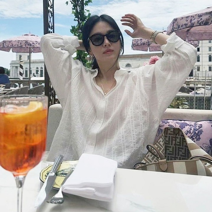 송혜교셔츠 패션 문동은 옷 사복패션 더글로리 휴양지 브라우스 남방 화이트 블라우스
