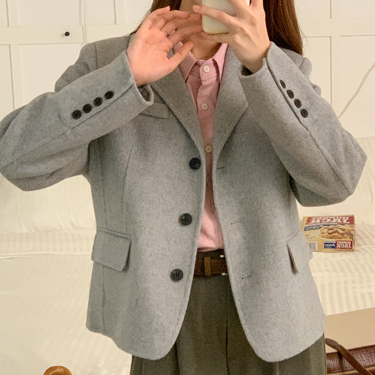 MAHUUM 핸드메이드 쓰리버튼 울 재킷 여자 테일러드 카라 베이직 모던 스탠다드핏 여성 양모 겨울 가을 봄자켓 MAHUUM 핸드메이드 쓰리버튼 울 재킷 여자 테일러드 카라 베이직 모던 스탠다드핏 여성 양모 겨울 가을 봄자켓